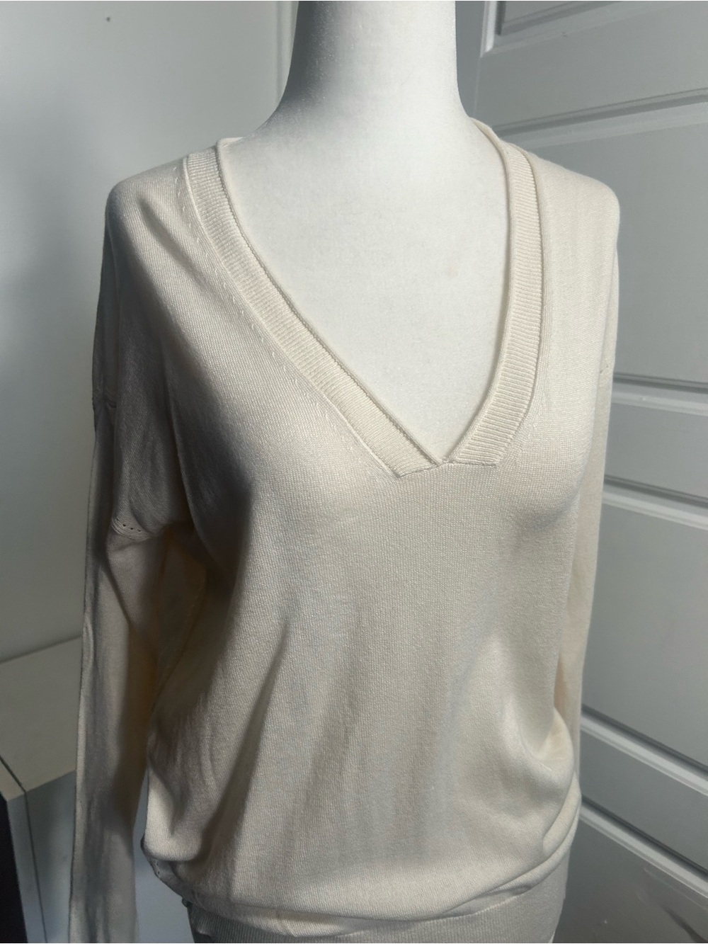 Banana Republic Silk Cashmere V-Neck Sweater Ivory Size S Excellent Condition